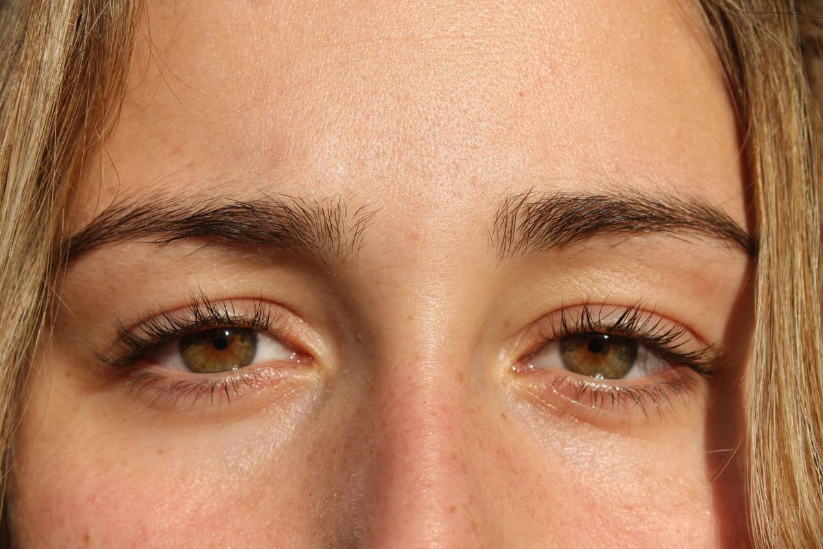 Before and after using an eyebrow blending aid showing natural-looking gradient brows